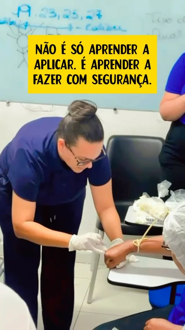 Registro de aula prática de enfermagem publicado por Camila